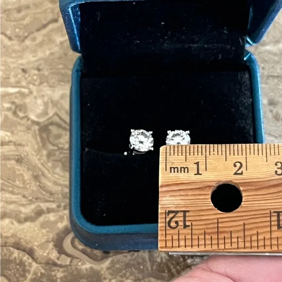 Moissanite stud earrings - Picture 3 of 6